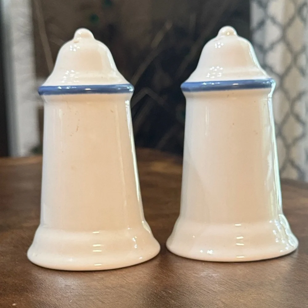 Pfaltzgraff Yorktowne salt and pepper shaker set - Picture 5 of 10